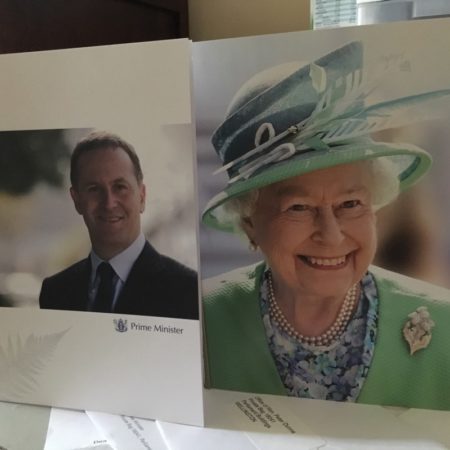 来自女王伊丽莎白二世和新西兰总理约翰•凯伊的生日贺卡。（大纪元）